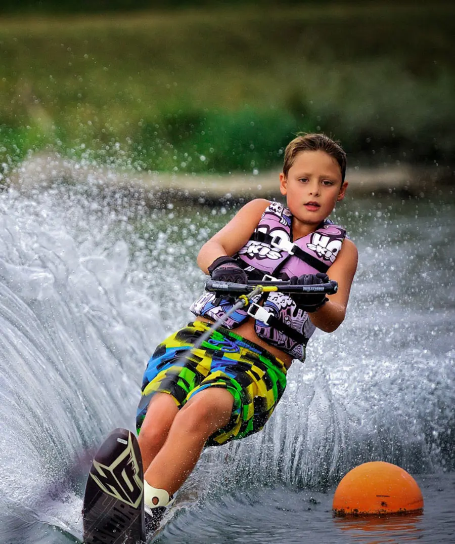 Jeune skieur nautique en slalom sur le plan d’eau du club