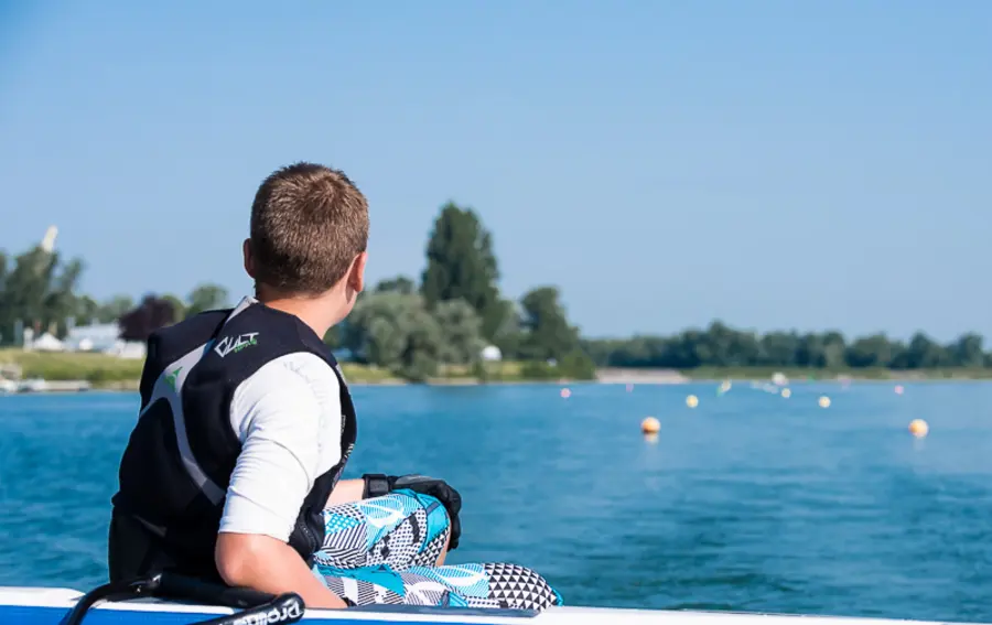 Jeune skieur tracté par le bateau du club