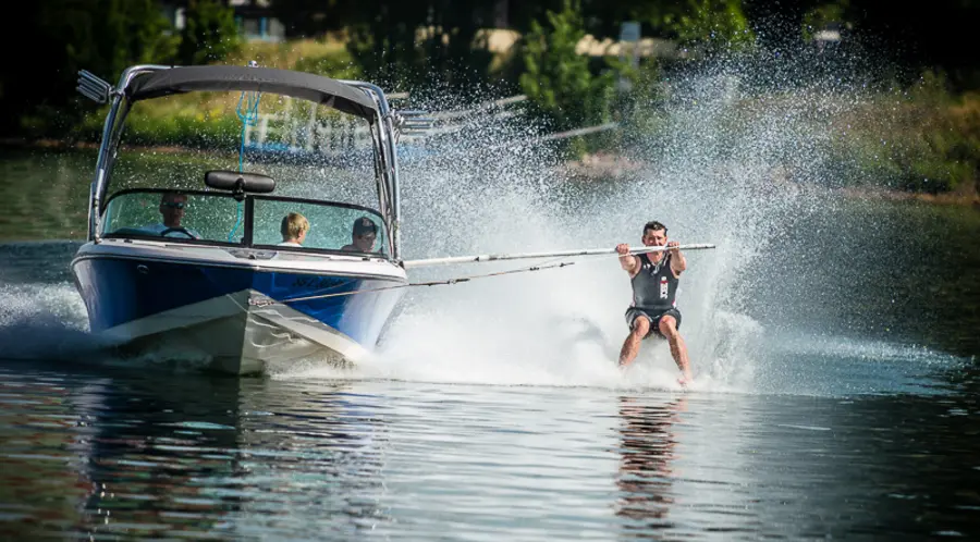 Skieur nautique en slalom