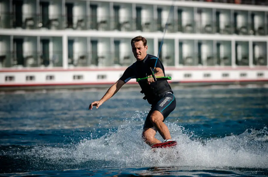 Wakeboarder devant le Rhin